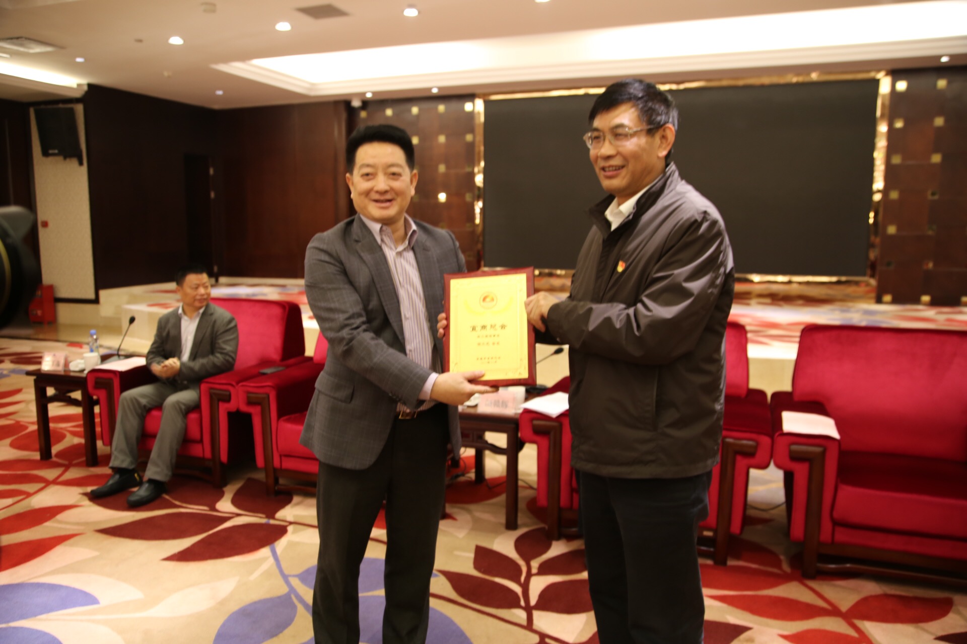 杨文龙董事长再次中选为宜春市宜商总会会长 (1).jpg