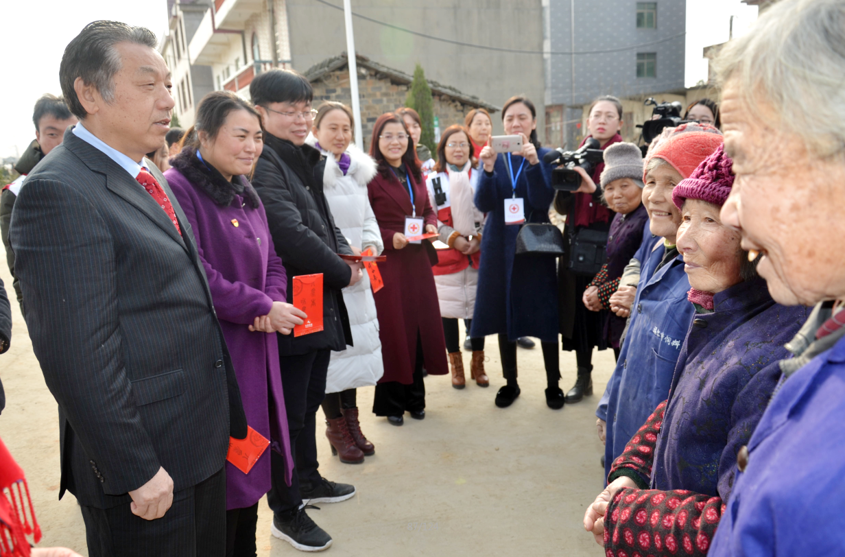 （送审）千赢国际团走访慰问杏塘村委难题群众 (1).png