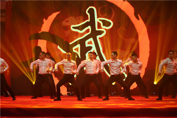 2千赢国际团盛大举行2019年春节联欢晚会 1.jpg